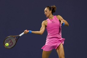 阿扎伦卡遭遇三持续失利，日本队教练压力巨大！赢得满堂喝彩(阿扎伦卡能否再夺大满贯)