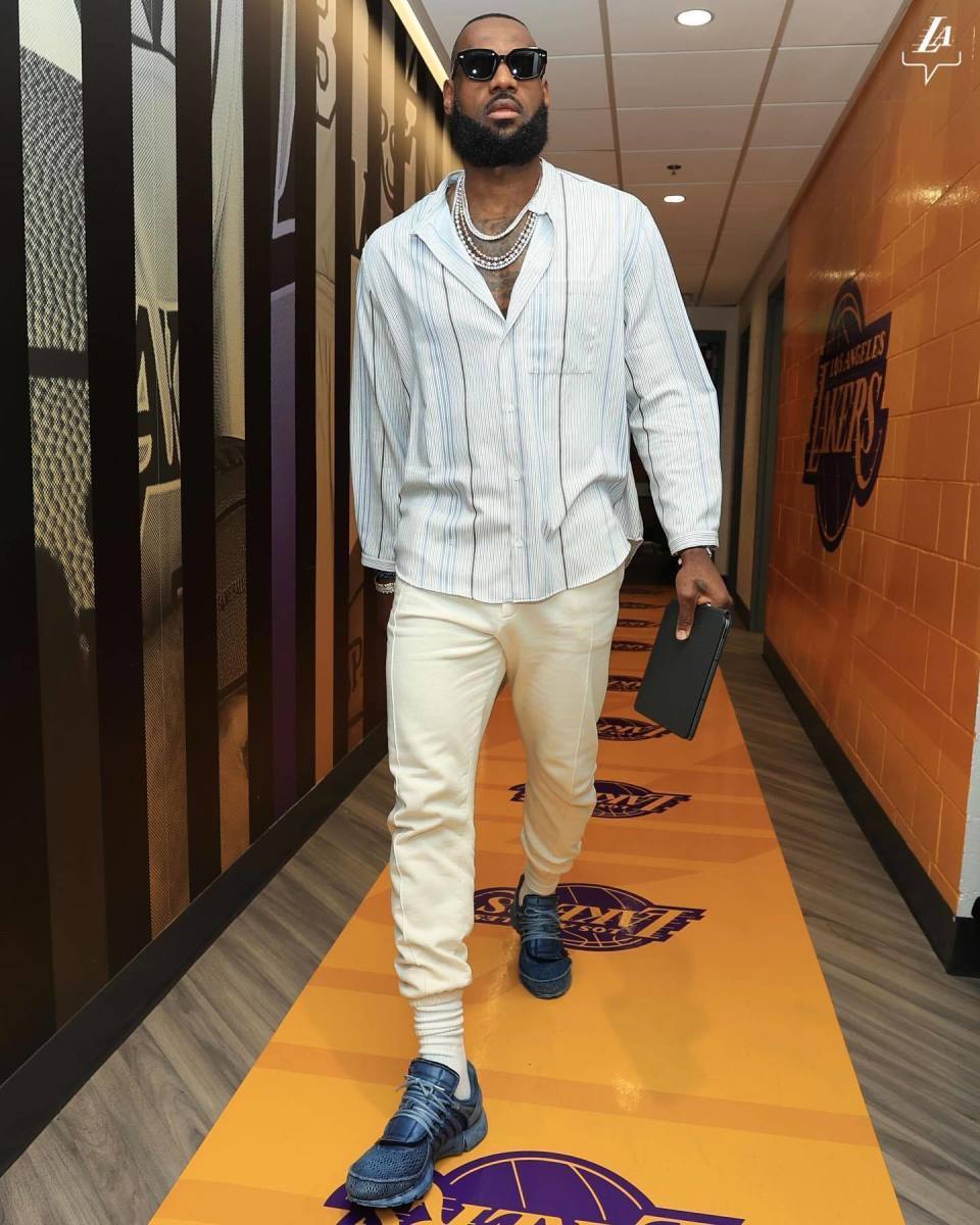 晋级下一阶段引发热议！，浓眉哥在RNG比赛中领先优势明显赛场气氛高涨的简单介绍