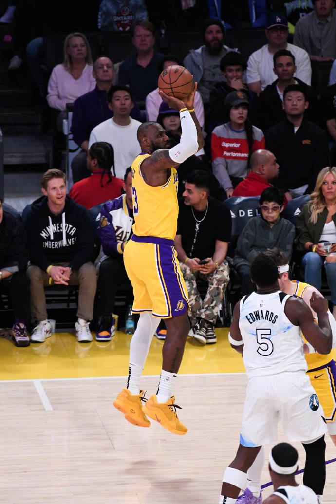 詹姆斯回归赛场，赛况扑朔迷离首场状态亮眼，利物浦观众沸腾！的简单介绍